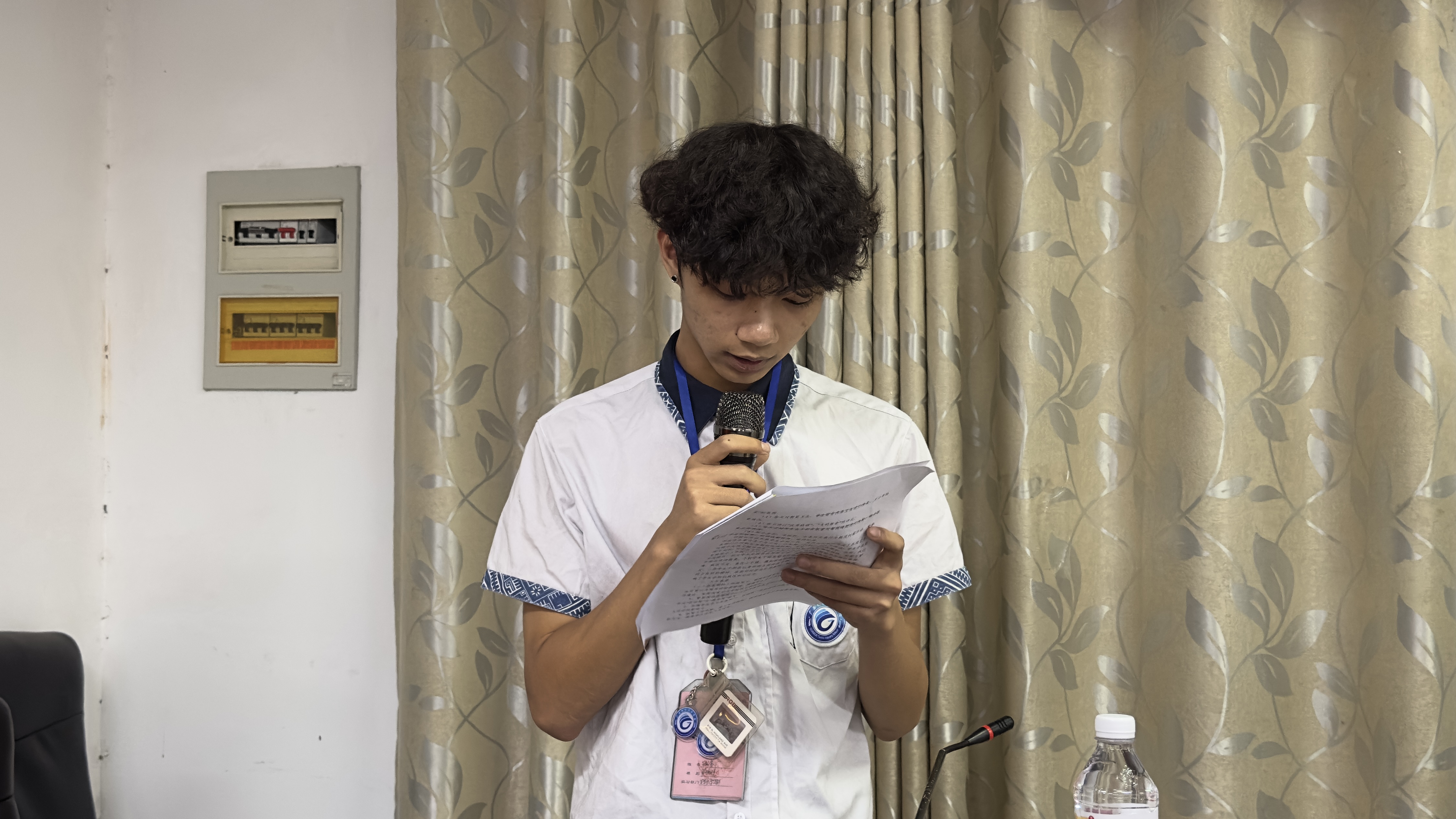 第一届学生会代表做工作报告.JPG