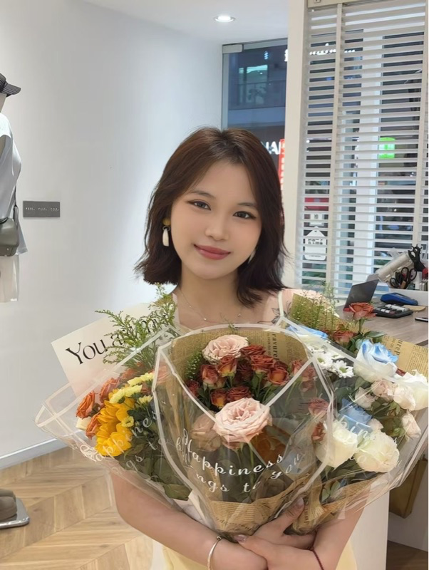 曹美源：服装设计与工艺专业2025届毕业生，目前就职于深圳维珍妮服饰有限公司，月薪达6000元。.jpg