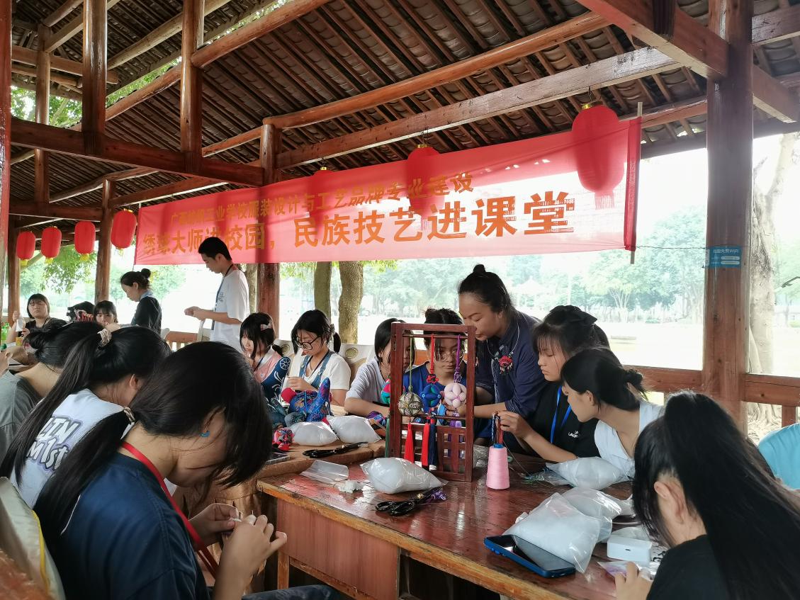 广西纺织工业学校 - 纺染系学生积极参加“2018年顶岗实习、就业双选会”
