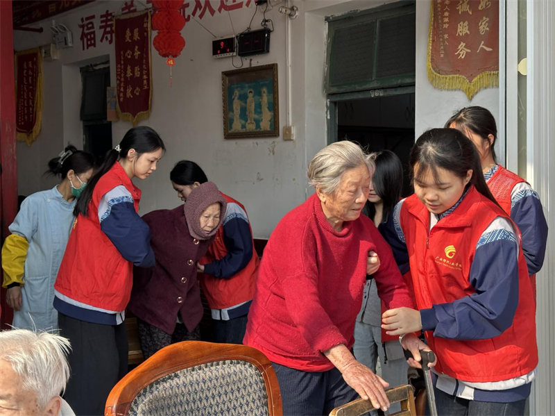 广西纺织工业学校2025年“学雷锋活动月”志愿服务