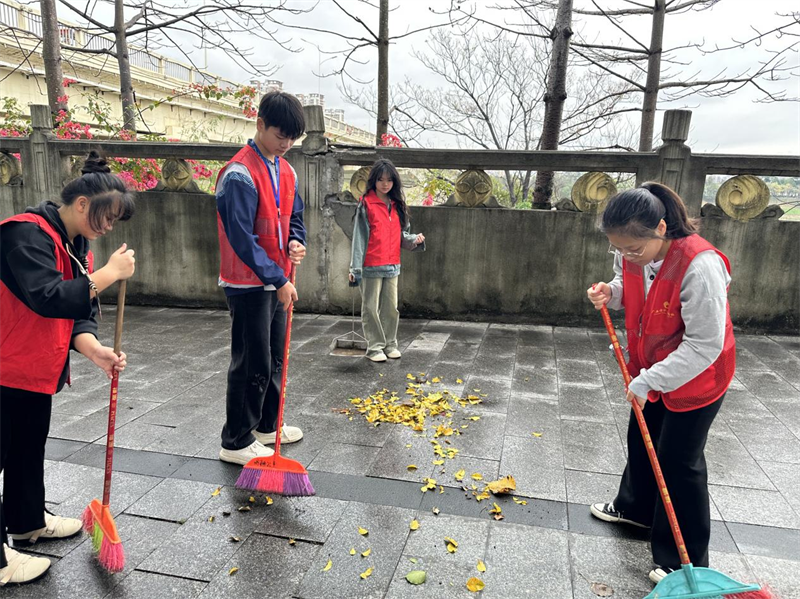 广西纺织工业学校2025年“学雷锋活动月”志愿服务