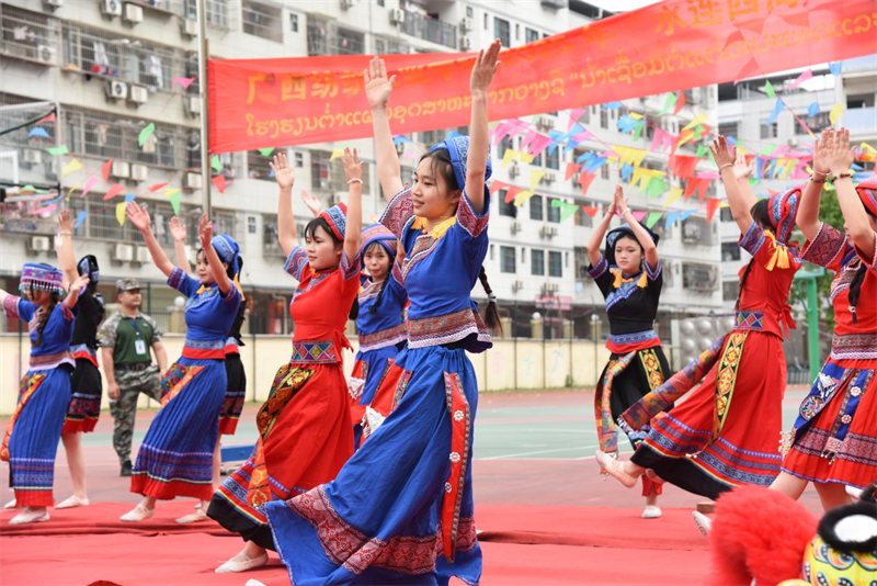 广西纺织工业学校2025年“水连四海·泼洒友谊”泼水节