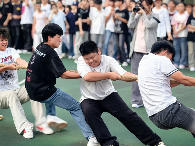 广西纺织工业学校2025级“新生杯”拔河比赛