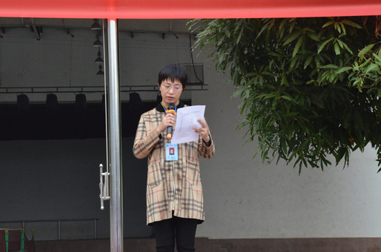 1511246849120729.jpg 雷敏副书记主持颁奖.JPG