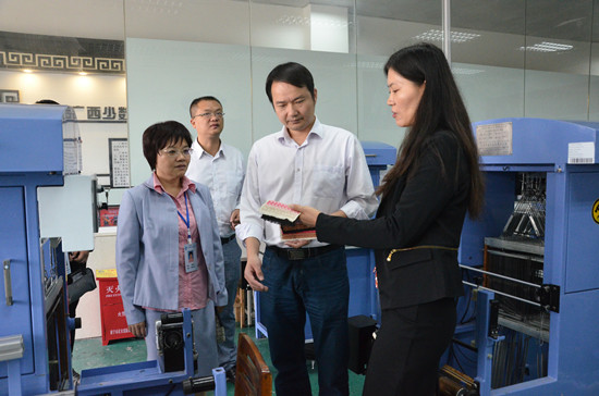 1511248437102871.jpg 参观纺织实训基地.jpg