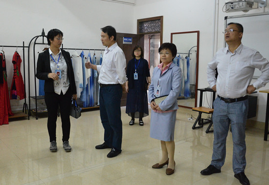 1514862365178667.jpg 参观服装实训基地.jpg