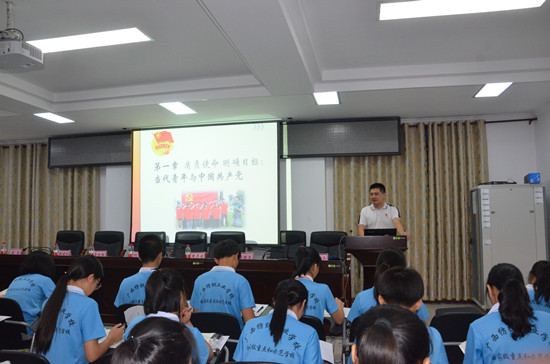 1528849464221570.jpg 3.党委委员、教学党支部书记、机电工程系主任周志东为业余党校上第一课_副本.jpg