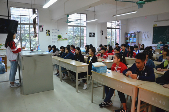 1540193670926904.jpg 学生宪法晨读.JPG