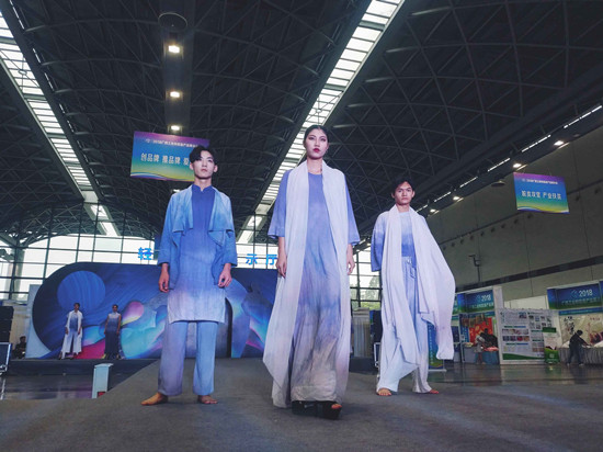 我校服装专业优秀毕业生作品应邀参加展示_副本.jpg