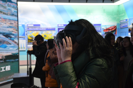 体验VR设备_副本.jpg