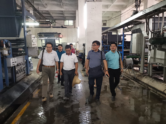 1559088800122425.jpg 玉林市嘉合服装洗染有限公司杨厂长陪同参观生产车间_副本.jpg