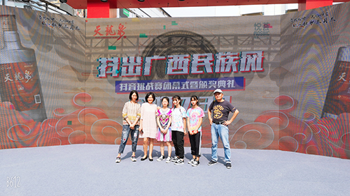 带队老师与学生合影 副本.jpg