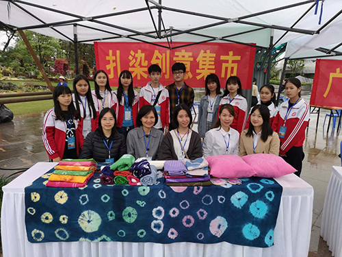 纺染系师生参加壮族“三月三.八桂”嘉年华园创意集市活动合影 副本.jpg