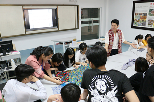 纺织专业师生在进行面料分析 副本.jpg