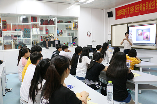 梁恒源大师给纺织专业师生上课 副本.jpg