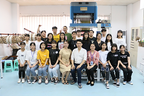 纺织专业师生与壮锦传承人梁恒源合影 副本.jpg