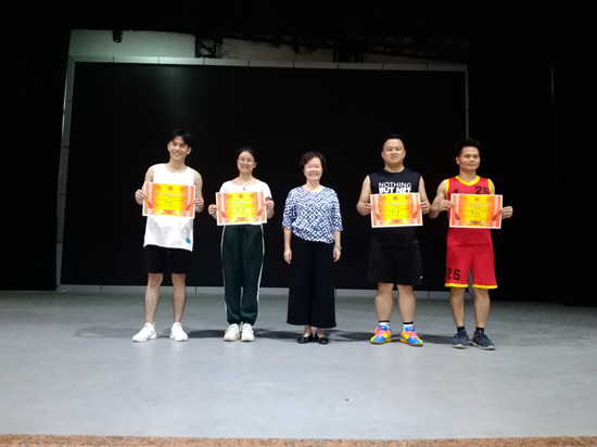 1560741599469089.jpg 刘霞副校长、工会主席为五至八名球队颁奖.jpg