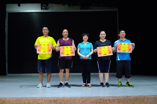 1560742593467798.jpg 何翠芬书记为一至四名球队颁奖_副本.jpg