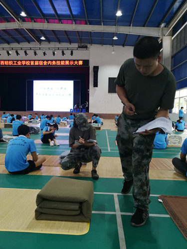 1561685694391115.jpg 3. 评委们正在评分_副本.jpg