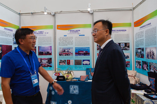 1569230492523739.jpg 广西壮族自治区副主席黄俊华到我校展位听取陈黔校长汇报文化传承在教学中的应用情况和成效_副本.jpg
