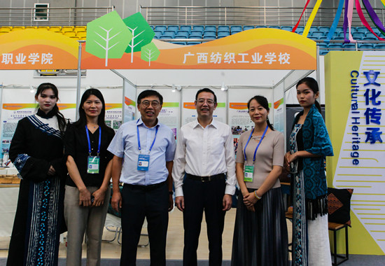 1569230576578390.jpg 自治区教育厅厅长唐咸仅(右三)与我校师生合影_副本.jpg