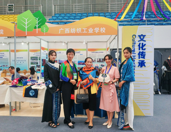 1569230660632352.jpg 泰国教育部官员(中)身披我校的瑶王印章丝巾,对我校的展品点赞_副本.jpg