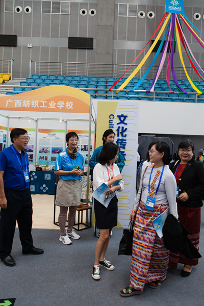 1569230731261504.jpg 东盟各国嘉宾到我校展位参观交流_副本.jpg