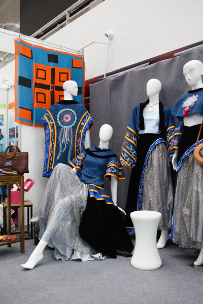 1569230771552097.jpg 我校展出的马尾绣系列服装_副本.jpg