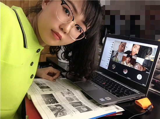 1584772777595233.jpg 黄珊老师正为计算机平面设计19班进行《商业插画》线上教学.jpg