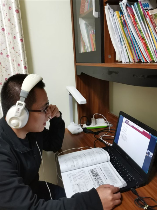 1584772867546077.jpg 雷抗老师正与数字媒体技术应用18班学生进行线上互动.jpg