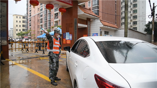 1587091455773809.jpg 2.学生家长不能进入校园,教官劝其止步.jpg