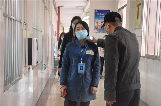 1587091467899078.jpg 4.班主任组织学生进行体温测量和相关排查.jpg