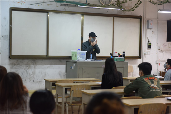 1587091473503467.jpg 5.教师指导学生正确佩戴口罩方法.jpg