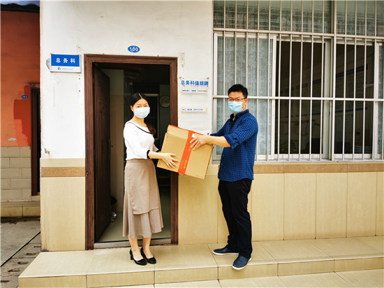 1587537819918578.jpg 爱心企业代表向我校校医捐赠口罩.jpg