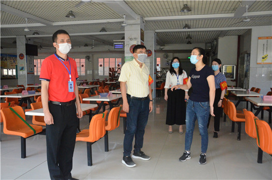 1589266093138349.jpg 陈黔校长率党员服务队巡查校园.JPG