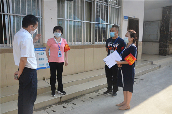 1589266118366699.jpg 何翠芬书记率党员服务队巡查校园 修改.jpg