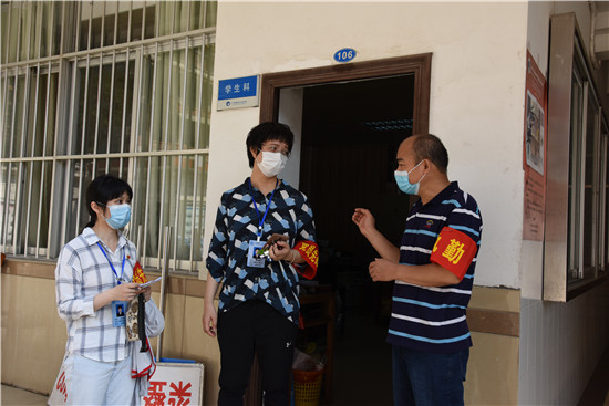 1589266150326956.jpg 雷敏副书记率党员服务队巡查校园.JPG