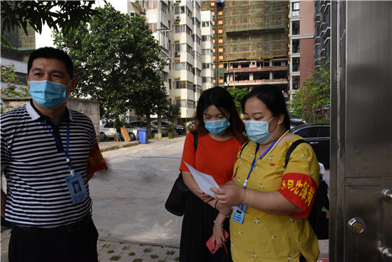 1589266204132373.jpg 周志东校长助理率党员服务队巡查校园.jpg