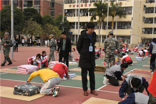 4学生科科长杨钧、学生科副科长李有兵现场指导叠被子比赛.JPG