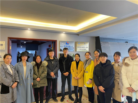 1611648540119405.jpg 3、企业负责人与受聘教师合影.jpg