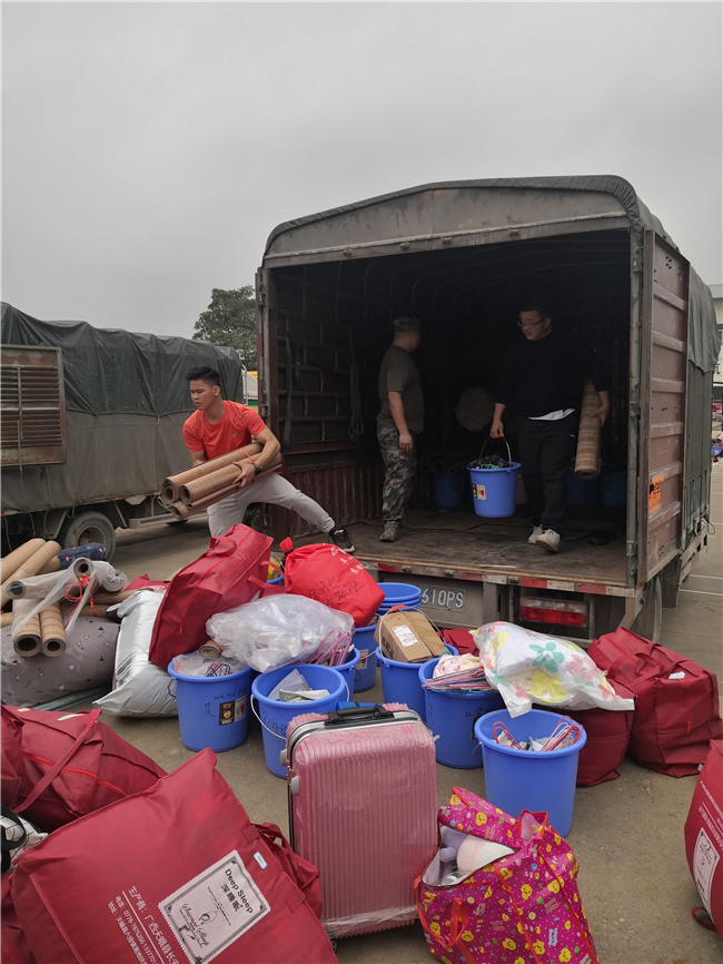1615340724601622.jpg 2、行李到达坛洛校区,工作人员、班主任、教官齐心协力帮助卸货.jpg