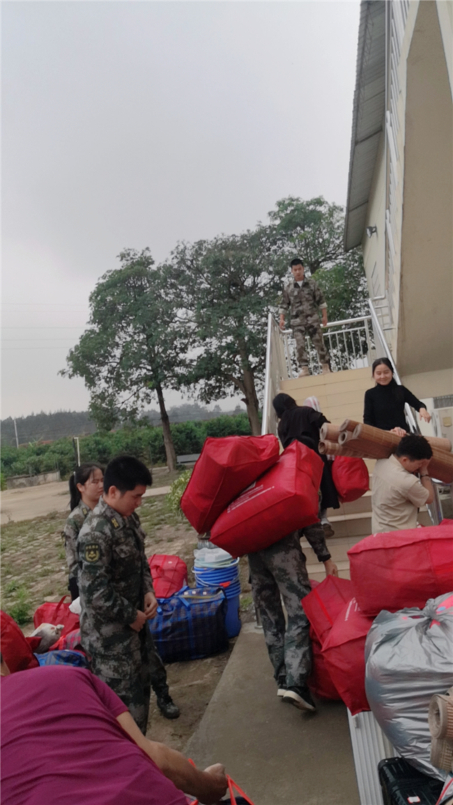 1615340757565214.jpg 3、行李到达坛洛校区,教官协助搬行李进教室.jpg