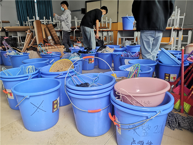 1615340896279416.jpg 7、同学们正在本班教室领取行李.jpg