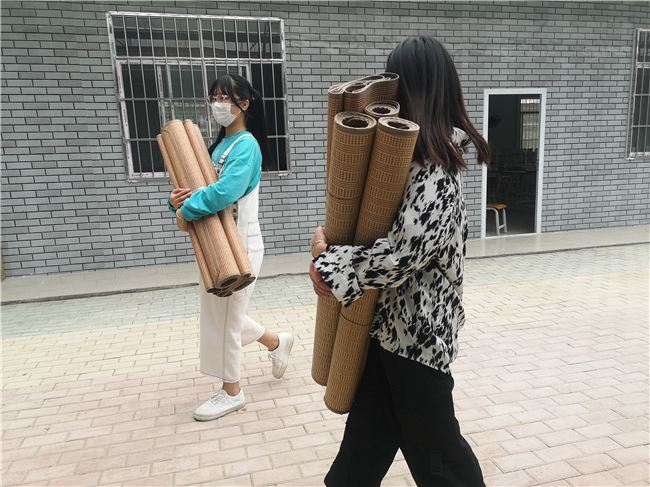 1615340923724315.jpg 8、先到同学发挥互助精神帮搬行李入宿舍.jpg