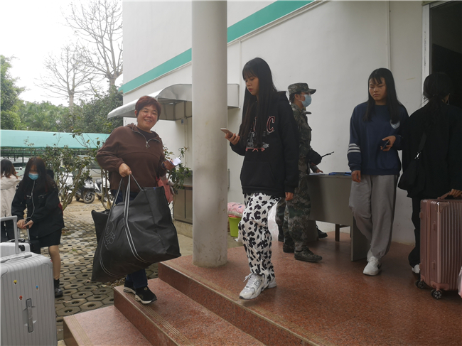 1615340955808006.jpg 9、广西教学名师(服设203班班主任)汪薇老师帮学生搬行李进宿舍.jpg