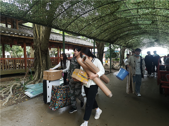 1615340973984502.jpg 10、教官帮助学生搬行李进宿舍.jpg