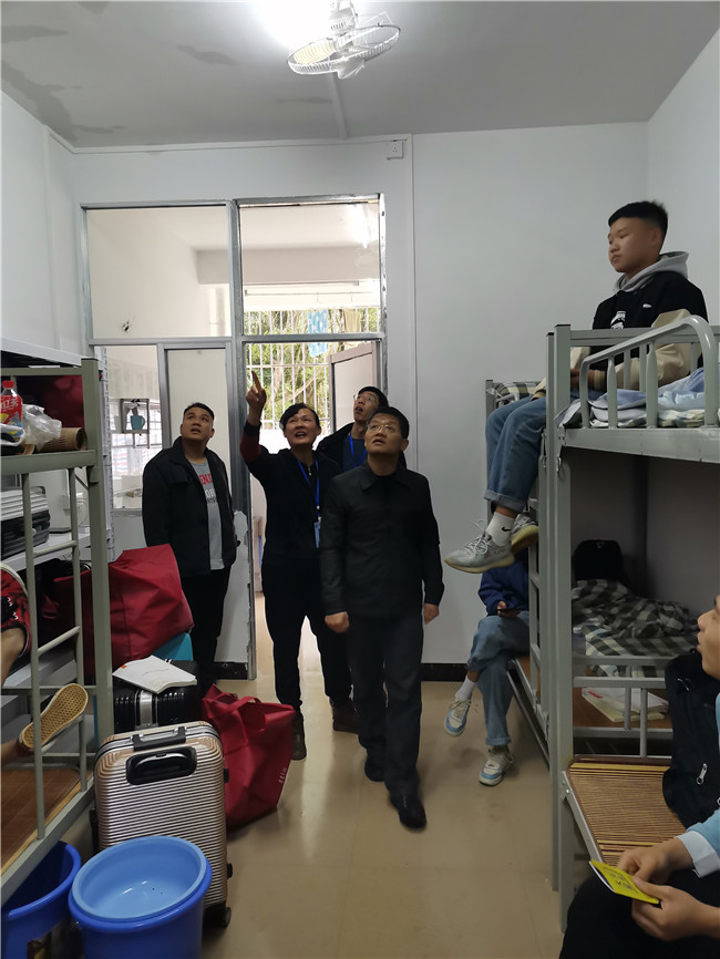 1615341045391464.jpg 12、学校党委副书记、纪委书记蒋智忠同志深入宿舍.jpg