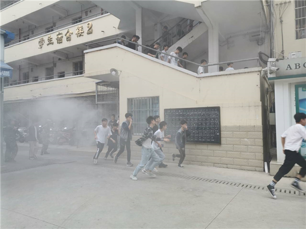 1617324628464246.jpg 1、学生从宿舍快速撤离.jpg