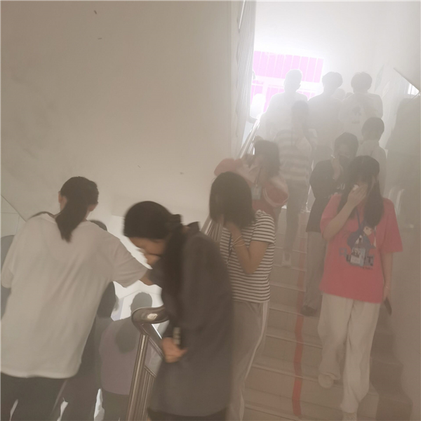 1617324973330369.jpg 2、学生捂住口鼻,弯腰前行.jpg