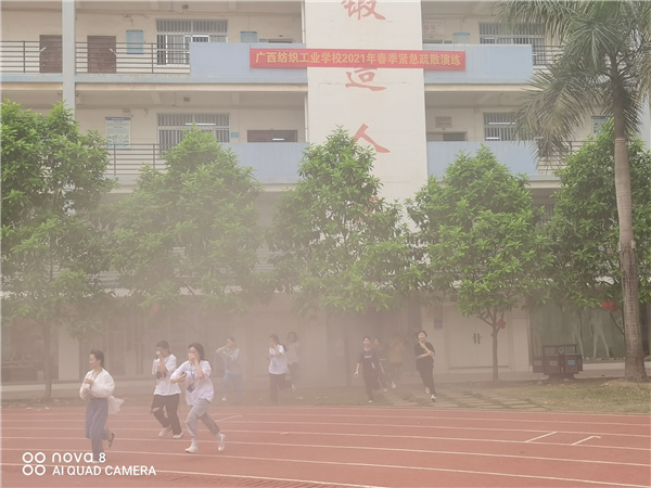 1617325014708149.jpg 3、学生有序从实训楼快速撤离.jpg